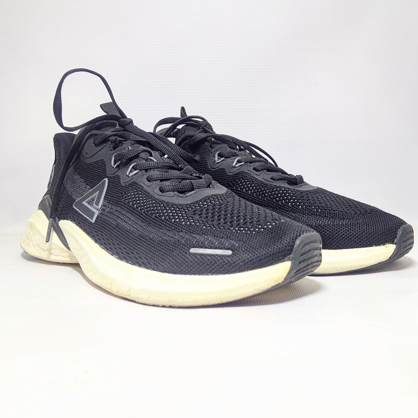 Peak shoes